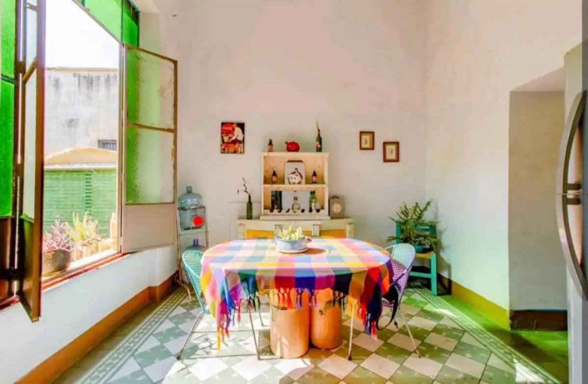 1 Guadalajara Corazon Del Centro Historico Hospedate En Una Casa Antigua En Una Habitacion Sencilla Con Areas Comunes Y Banos Compartidas Zewnętrze zdjęcie